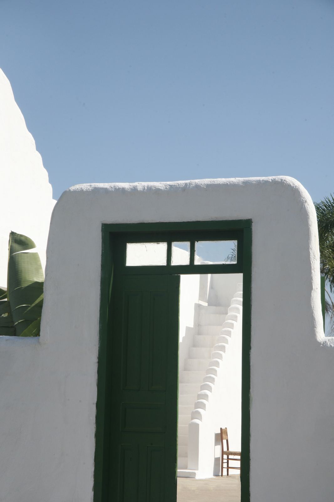 Porta verde em arco branco