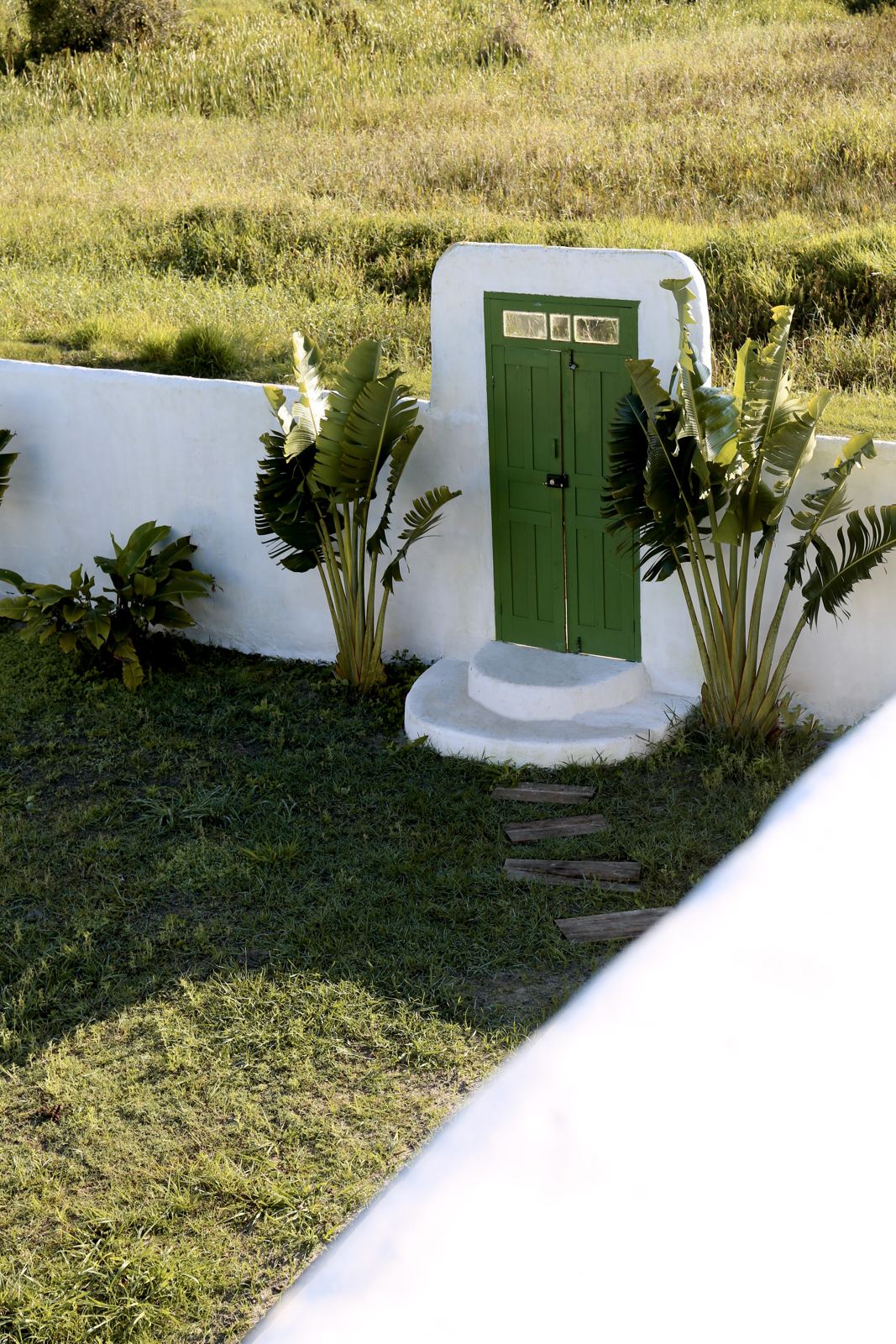 Porta verde no jardim