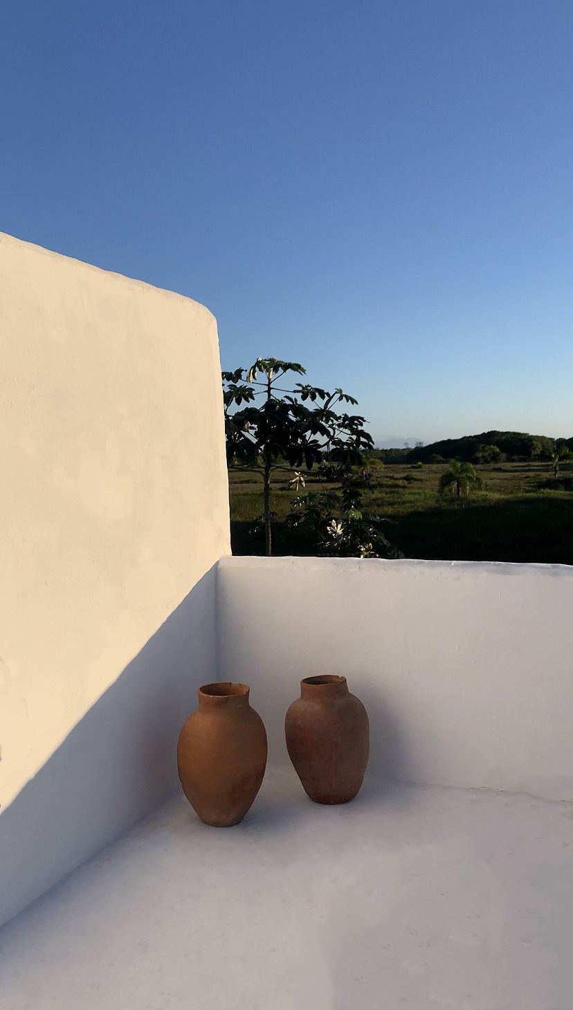 Potes de cerâmica no terraço